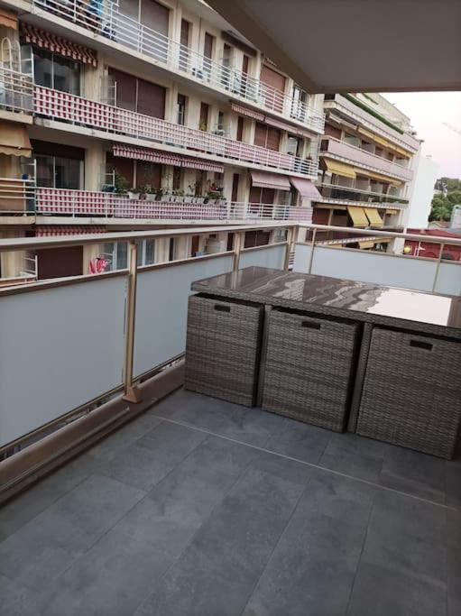 Emplacement De Premier Ordre En Bas Des Plages Et Des Commerces 胡安莱潘 外观 照片